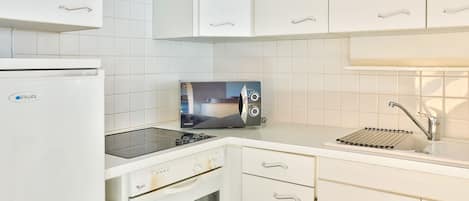 Kühlschrank, Mikrowelle, Ofen, Wasserkocher mit Kaffee-/Teezubehör