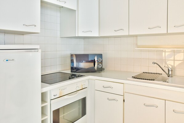 Een koelkast, een microgolfoven, een oven