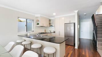 Refrigerador, microondas, horno y parrilla de estufa