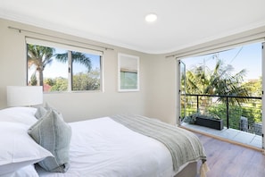 4 habitaciones, escritorio y tabla de planchar con plancha