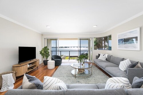 Tranquil 4-bedroom 4-bathroom Water View Apartment