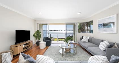 Tranquil 4-bedroom 4-bathroom Water View Apartment