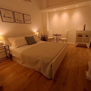 Deluxe Room | Down comforters, pillowtop beds, minibar, in-room safe - Living Cagliari (Cagliari)