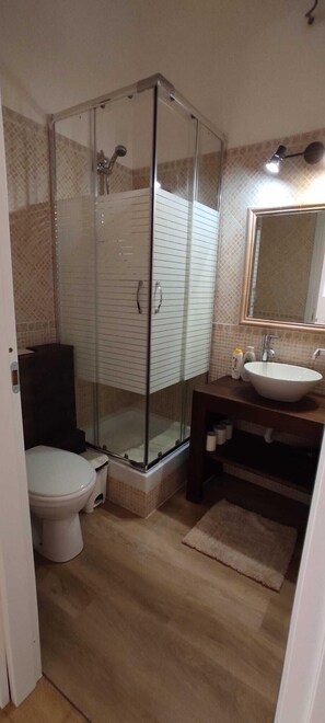 Comfort-huone | Kylpyhuone | Pyyhkeet, saippua, sampoo, vessapaperi