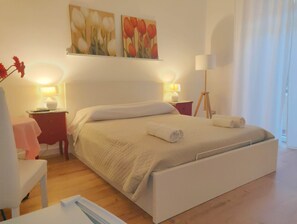 Comfort-huone | Untuvapeitot, pillowtop-patjalliset sängyt, minibaari