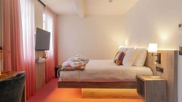 Quarto casal superior | Roupas de cama premium, escrivaninha, espaço de trabalho para notebook