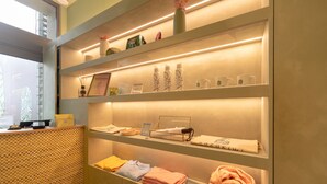 A neatly organized display of towels and toiletries in a hotel lobby. - Kazakiwi (Luxembourg City)