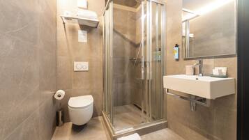 Superior tweepersoonskamer | Badkamer | Een hydromassagedouche, gratis toiletartikelen, een haardroger
