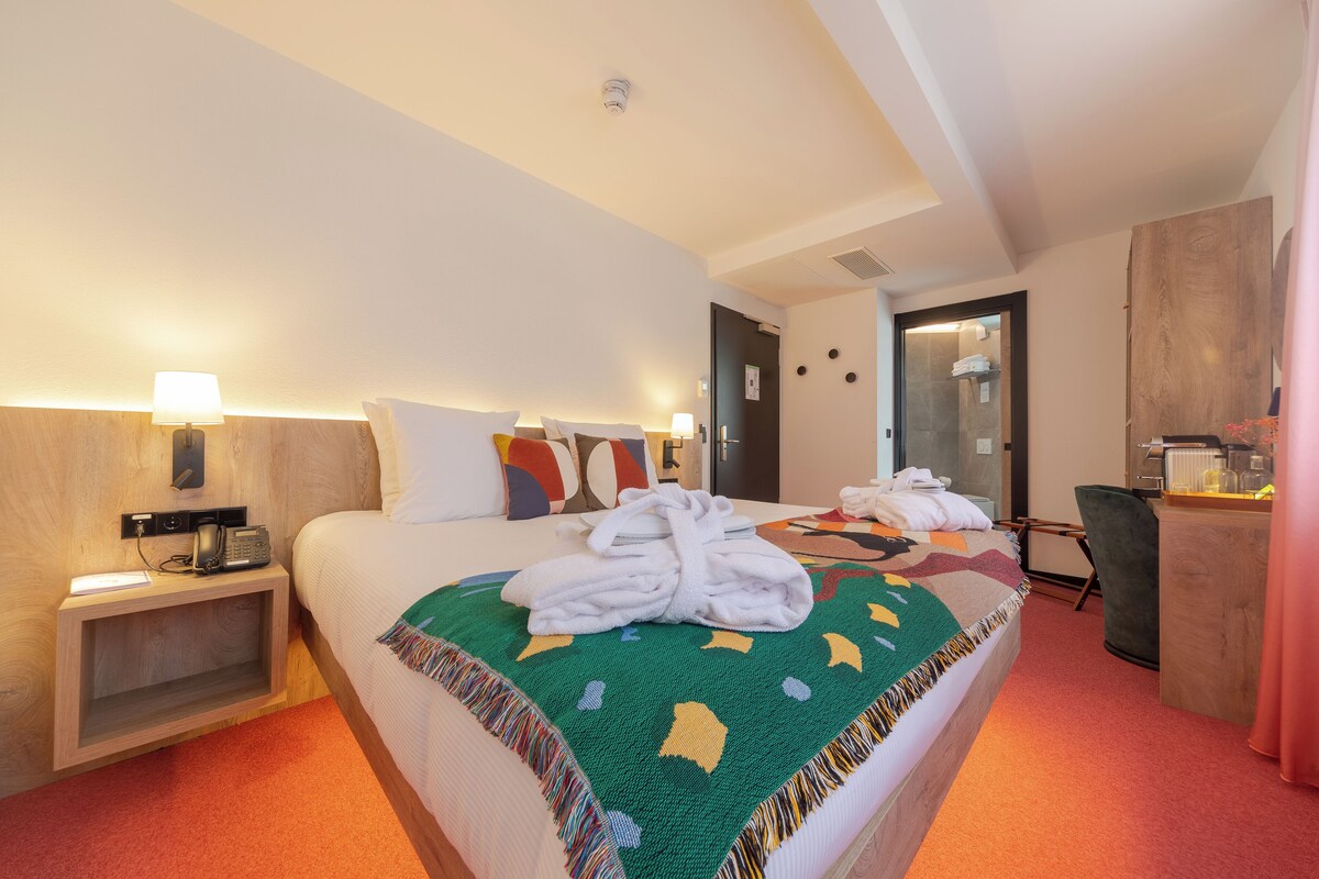 Premium bedding, desk, laptop workspace, WiFi (free)
