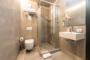 Habitación doble superior | Baño | Cabezal de ducha con hidromasaje