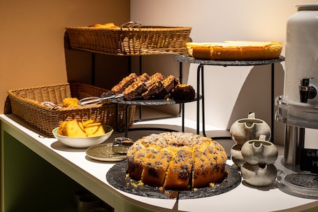 Desayuno continental diario (EUR 20 por persona)