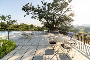 Una terrazza con posti a sedere all'aperto, una piscina e vista sul paesaggio.