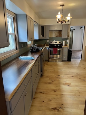 Private kitchen - Water Front Oasis - Pet Friendly, Wi-Fi, 85" Smart TV, Washer/Dryer, Parking (Norfolk)