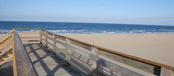 Water Front Oasis - Pet Friendly, Wi-Fi, 85" Smart TV, Washer/Dryer, Parking