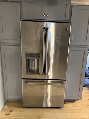 Interior - Water Front Oasis - Pet Friendly, Wi-Fi, 85" Smart TV, Washer/Dryer, Parking (Norfolk)