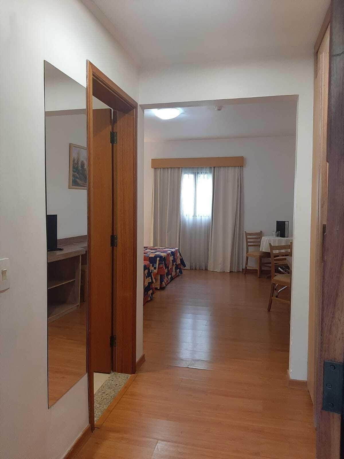 Skrivebord, skrivebord for bærbar PC, wi-fi (inkludert) og sengetøy