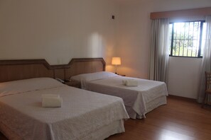 Bureau, espace de travail pour ordinateur portable, Wi-Fi gratuit