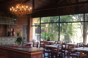 Café da manhã completo grátis todos os dias