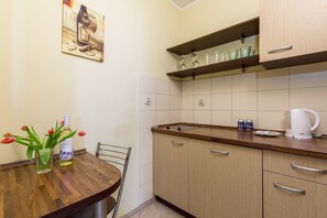 Cafeteira/chaleira, talheres/pratos/utensílios de cozinha