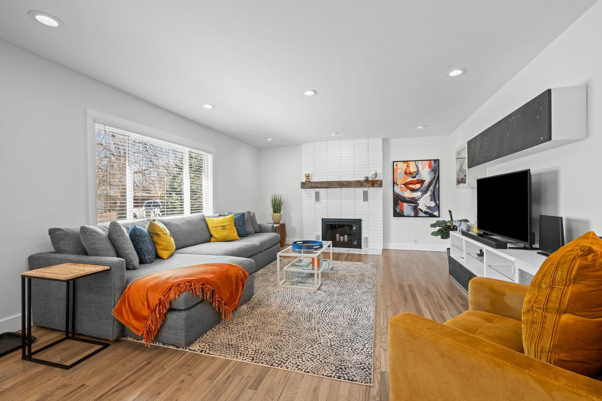 Smart TV, chimenea y oficina 