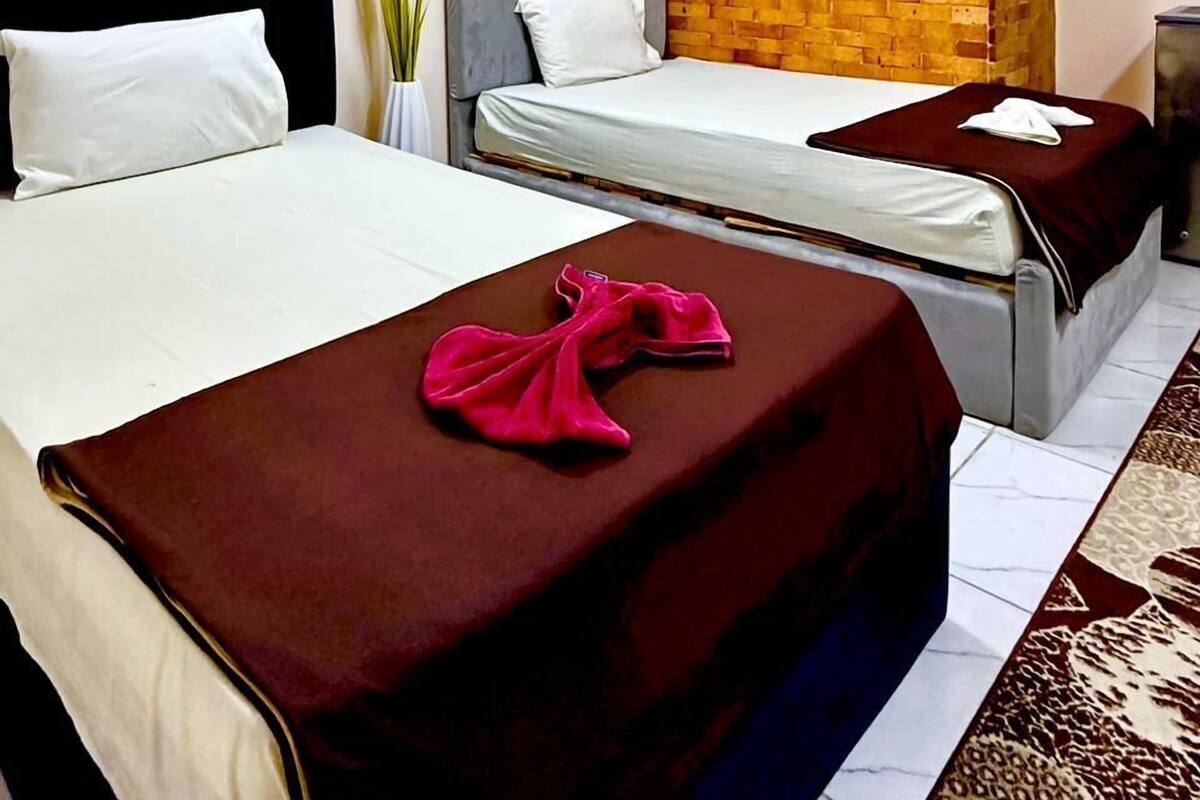Chambre Double Deluxe | Literie de qualité supérieure, coffres-forts dans les chambres, bureau
