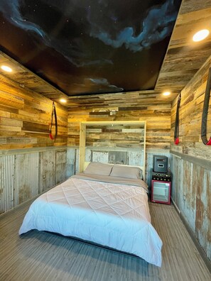 5 bedrooms, desk, free WiFi, bed sheets