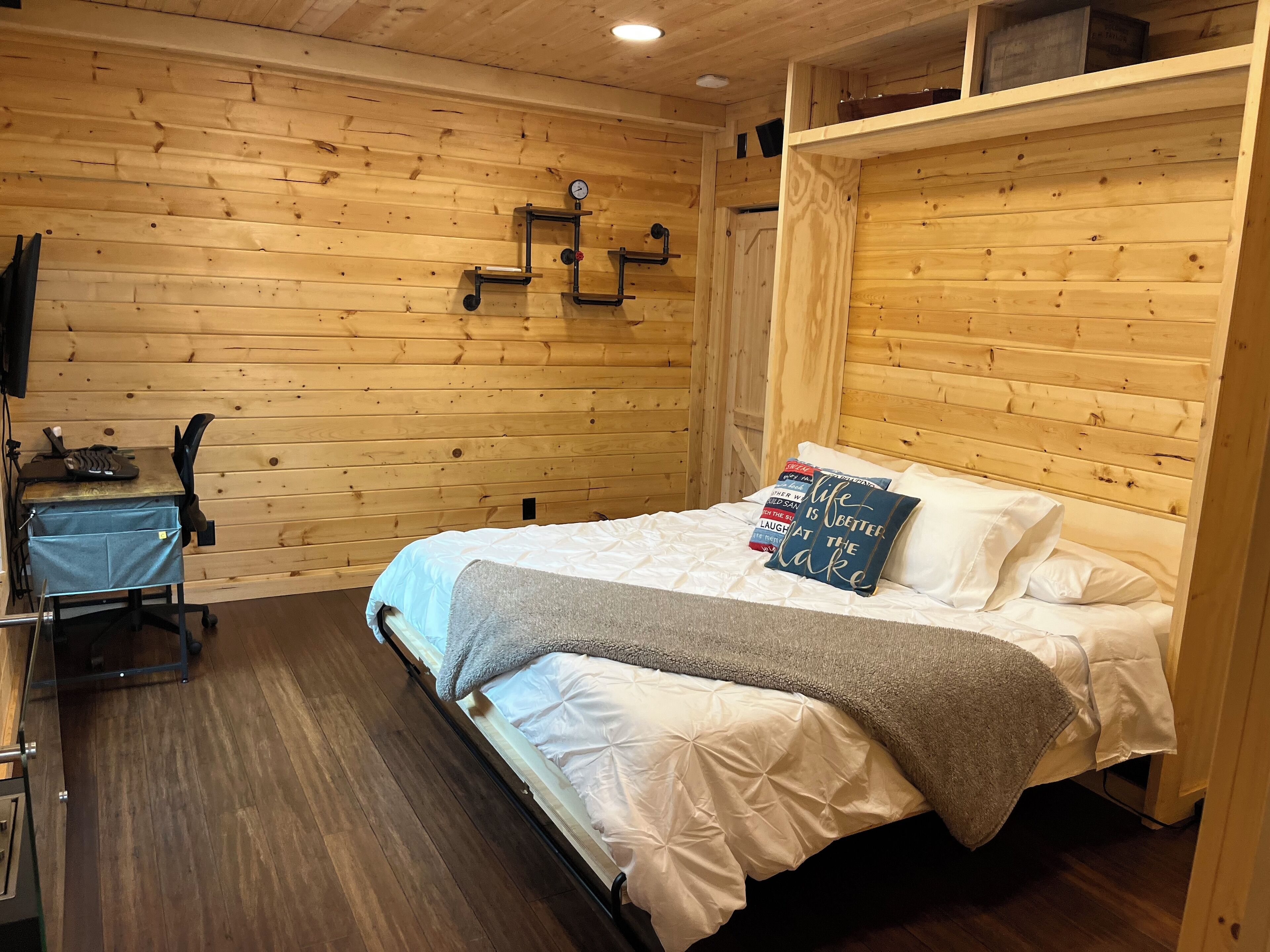 5 bedrooms, desk, free WiFi, bed sheets