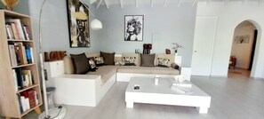 Smart-TV, Bücher, Stereoanlage