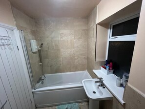 Casa | Baño | Tina con regadera, tina profunda, toallas