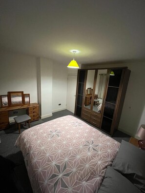 Casa | 3 habitaciones, tabla de planchar con plancha y wifi gratis