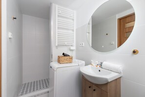 Apartamento, 1 habitación, cocina | Baño | Ducha y toallas