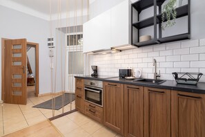 Microwave, dishwasher, coffee/tea maker, electric kettle - Strzelecka Apartment Cracow by Renters (Kraków)