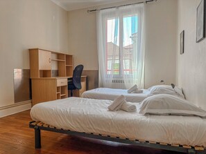 A bedroom with two beds, a desk, and a chair. - #EU | L'Authentique 🔸 (Grenoble)