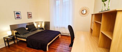 2 bedrooms, desk, WiFi, bed sheets