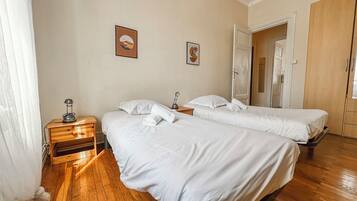 2 bedrooms, desk, WiFi, bed sheets