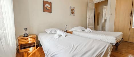 2 bedrooms, desk, WiFi, bed sheets