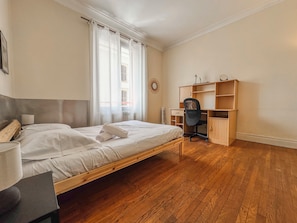 2 quartos, escrivaninha, Wi-Fi, roupa de cama
