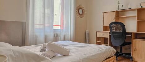 2 bedrooms, desk, WiFi, bed sheets
