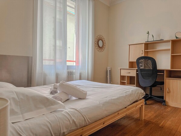 A bedroom with a bed, a desk, and a chair. - #EU | L'Authentique 🔸 (Grenoble)