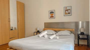 2 bedrooms, desk, WiFi, bed sheets