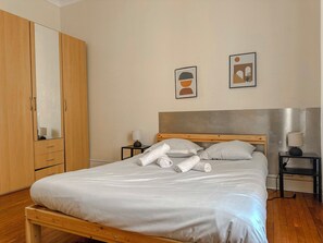 2 bedrooms, desk, WiFi, bed sheets