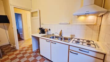 Een koelkast, een microgolfoven, een oven, een kookplaat