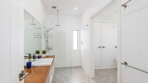 Shower - Ivy's Beach House - close to beach, wifi available (North Haven)