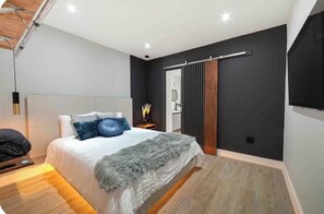 1 quarto, ferros/tábuas de passar roupa, berço de viagem