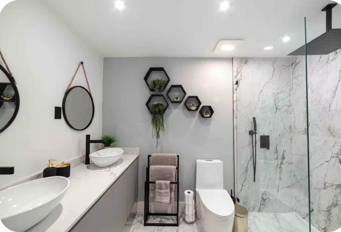 シャワー、ヘアドライヤー、タオル、石鹸