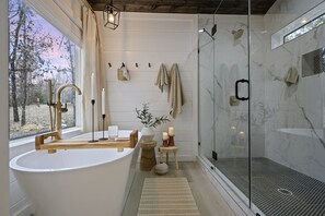 Ensemble baignoire-douche, séchoir à cheveux, serviettes fournies