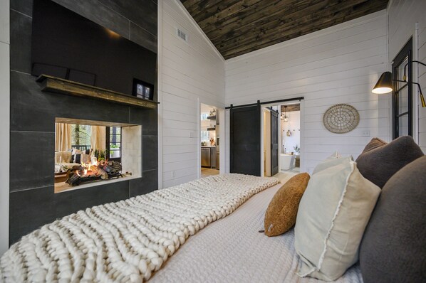 1 habitación, tabla de planchar con plancha y cuna de viaje 