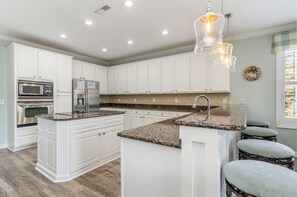 Coffee/tea maker, cookware/dishes/utensils