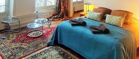 2 dormitorios, tabla de planchar con plancha, ropa de cama