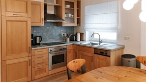 冷蔵庫、オーブン、コンロ、食器洗い機